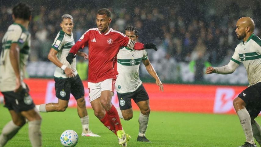Internacional arranca empate dramático contra o Coritiba nos acréscimos —