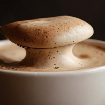 Como fazer chá de amendoim cremoso para aquecer dias frios