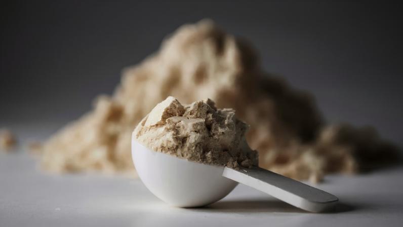 Whey protein e albumina são proteínas completas e podem complementar a alimentação de quem pratica exercícios físicos