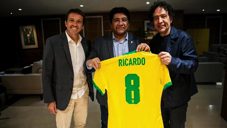 Estilista Ricardo Almeida ao lado de Juninho Paulista e o ex-presidente Ednaldo Rodrigues