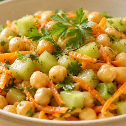 Salada de grão-de-bico com chuchu e cenoura é opção leve e prática
