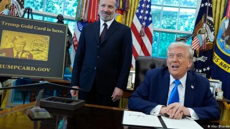 Trump e o secretário do Comércio, Howard Lutnick, em setembro de 2025, na ocasião da implementação do programa "Trump Gold Card"