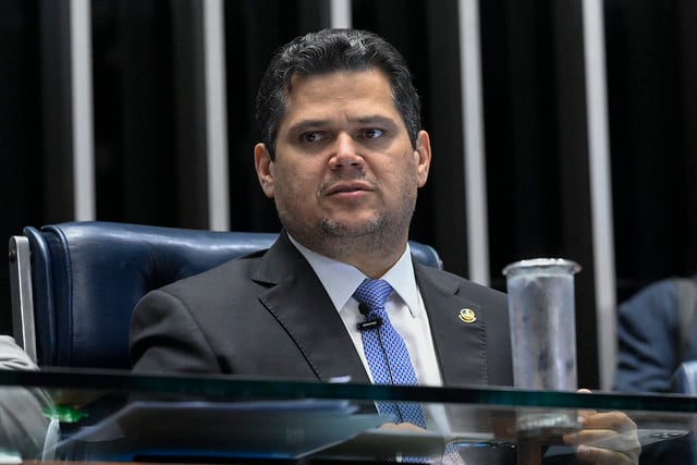 Alcolumbre ainda não se posicionou por votação da 6x1 no Senado