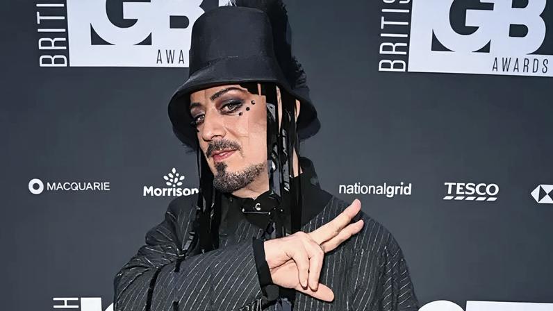 Boy George recebe prêmio de carreira no LGBT Awards