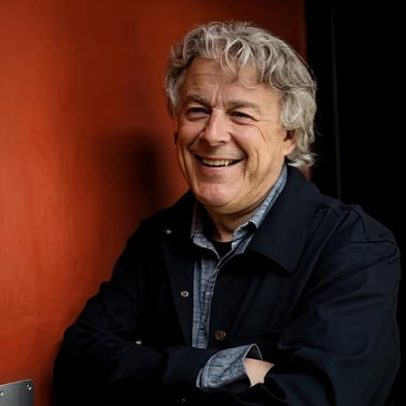 Alan Davies comenta álcool, ego, comédia e câncer