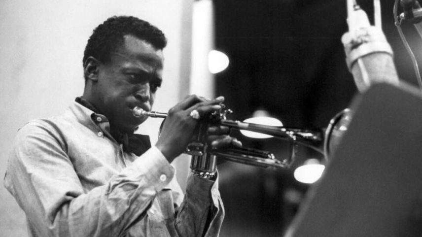 Miles Davis ficou conhecido por sua capacidade de acompanhar as transformações da música ao longo do tempo (imagem ilustrativa).