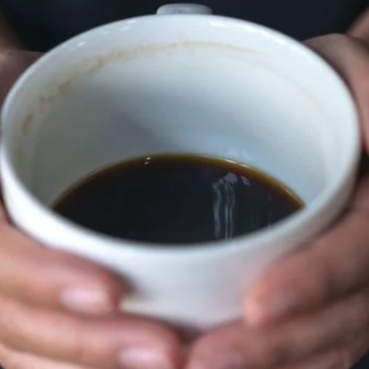 Por que o café estimula o intestino: entenda os mecanismos
