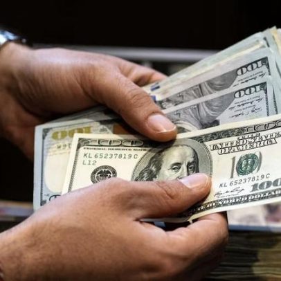 Dólar sobe para R$5,06 e Ibovespa cai com virada global