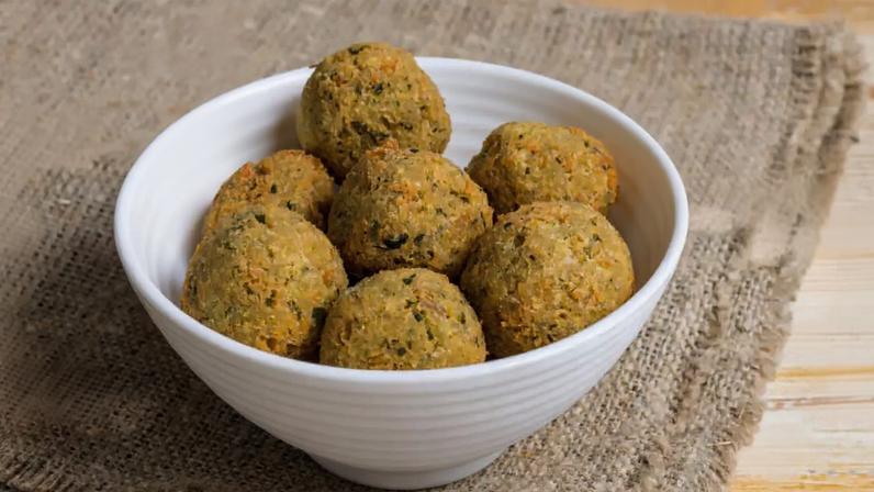 Bolinho de grão-de-bico e atum