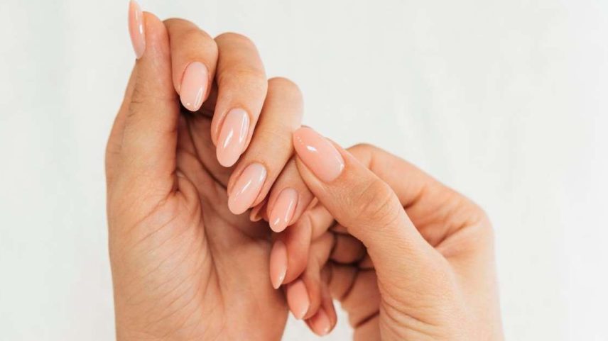 As unhas minimalistas conquistam espaço por unirem praticidade e elegância