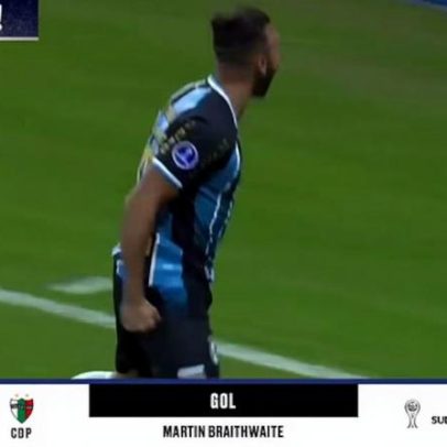 Braithwaite abre o placar para o Grêmio após rebote na área
