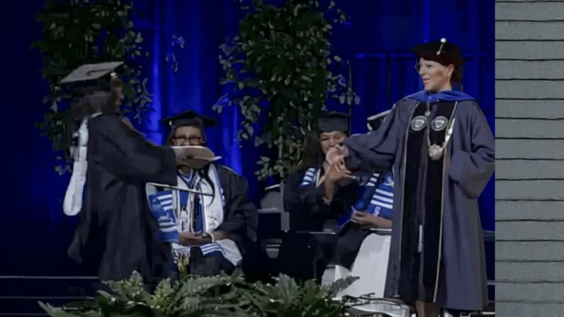 Angelina Jolie e filhos celebram formatura de Zahara sem Brad Pitt