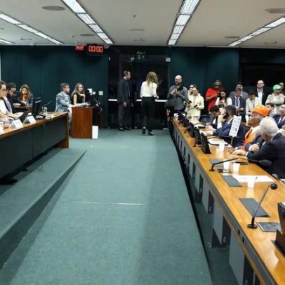 Pedido de vista adia votação da PEC que encerra escala 6x1 na comissão especial