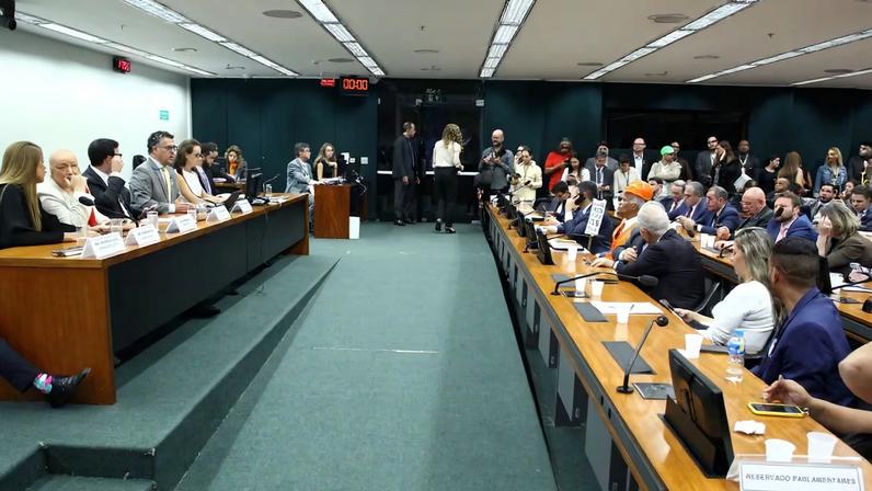 Relatório da PEC 6x1 foi apresentado na segunda-feira (25)