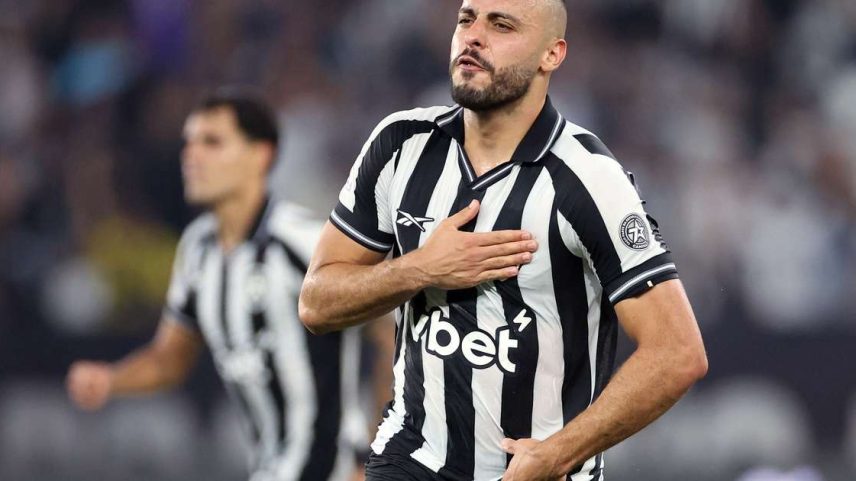 Arthur Cabral comemorando após marcar contra o Corinthians pelo Campeonato Brasileiro