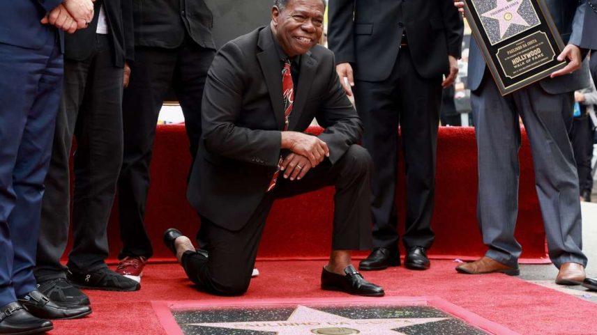 Paulinho da Costa faz história como o 1º brasileiro na Calçada da Fama. Conheça a trajetória do percussionista que tocou com Michael Jackson