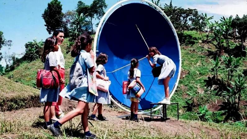Nas instalações da Gaviotas, a aprendizagem acontece através de uma abordagem do tipo "traga seu filho para o trabalho", com coordenadores de grupo ensinando informalmente às crianças sobre silvicultura, agricultura, energia renovável e biocombustíveis