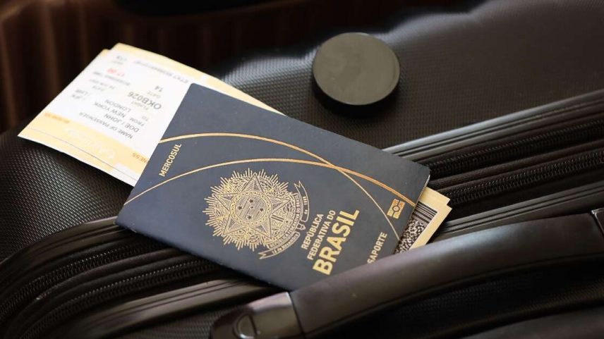 Passaporte Em Cima Da Mala