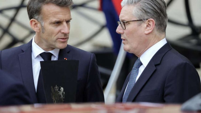 O presidente francês, Emmanuel Macron, conversa com o primeiro‑ministro britânico, Keir Starmer, no pátio do Palácio do Eliseu, em Paris, em 17 de abril de 2026, durante reunião de aliados que discutiu o envio de uma força multinacional para garantir a segurança e a livre navegação no estreito de Ormuz.