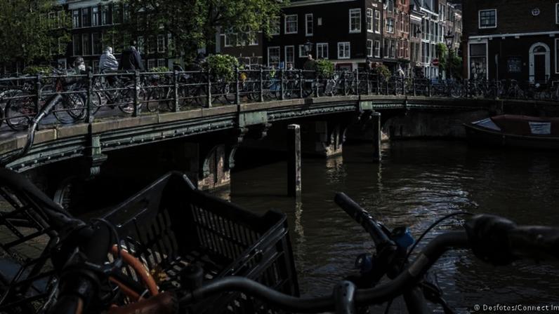 A lei aprovada em janeiro tornou Amsterdã a primeira capital do mundo a proibir esses anúncios em vias públicas