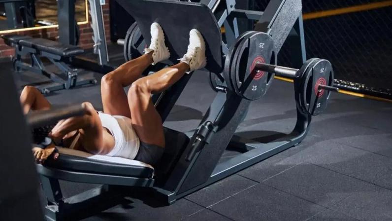 Exercícios como elevação pélvica e afundo ajudam a ativar mais os glúteos durante o treino