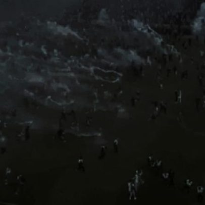 Torcida invade o campo antes de confirmação do título e jogo é suspenso