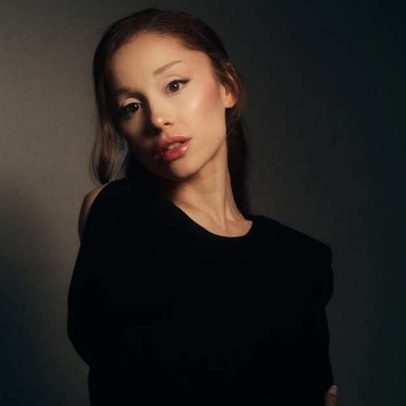 Brasileiro se joga no rio para divulgar música de Ariana Grande, cantora reage