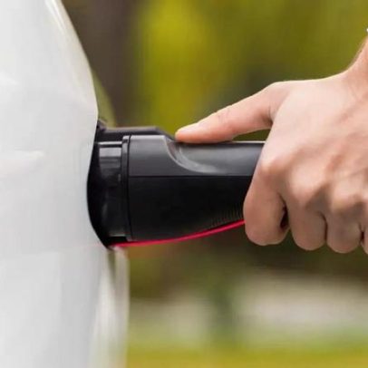 Porto Alegre inicia rede de eletropontos para recarga de veículos elétricos