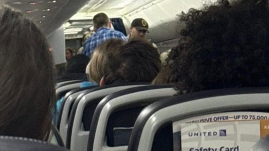 Homem tenta invadir cabine de voo da United