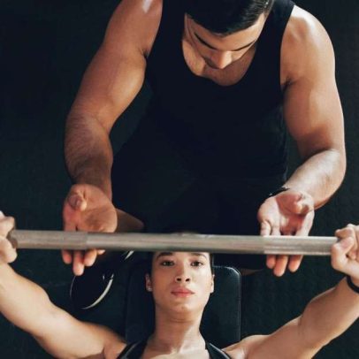 Como adaptar o treino na academia do prédio sem perder resultados