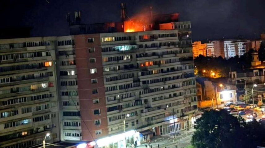 Incêndio no alto de um prédio de dez andares atingido por um drone russo em Galati, Romênia, perto da fronteira com a Ucrânia, nesta sexta-feira, 29 de maio de 2026.