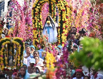 Ícones religiosos e riquixás na chuva: fotos do dia
