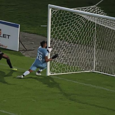 Goleiro é acusado de manipulação de resultado por companheiro de equipe