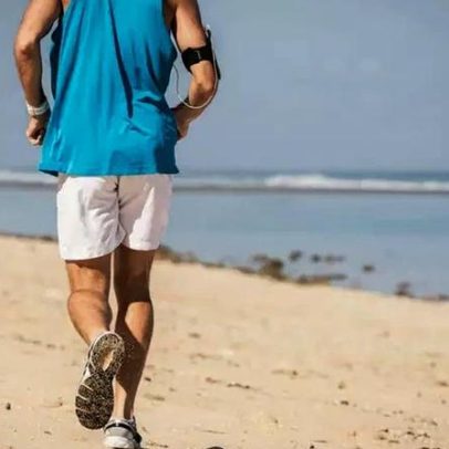 Furos nos tênis de corrida e laço de calcanhar reduzem bolhas e melhoram ajuste