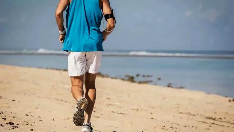 Furos nos tênis de corrida e laço de calcanhar reduzem bolhas e melhoram ajuste
