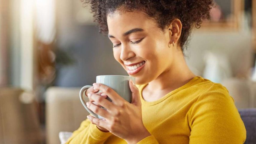 Chás quentes podem ajudar a aliviar sintomas da gripe, como congestão nasal, irritação na garganta e mal