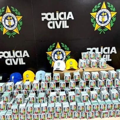 Polícia apreende 200 mil figurinhas da Copa falsificadas no Rio de Janeiro