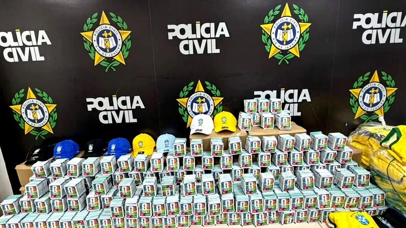 Polícia apreende 200 mil figurinhas da Copa falsificadas no Rio de Janeiro