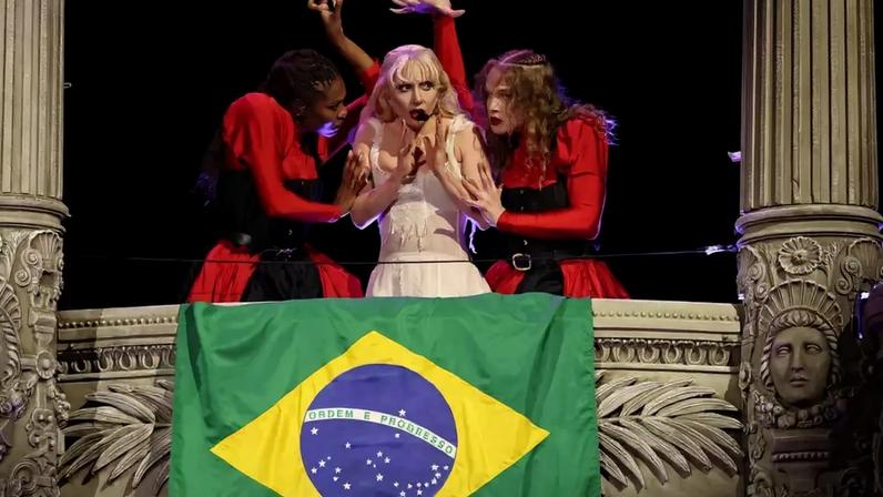 1 ano do show de Lady Gaga em Copacabana: cantora deu 'piti' com foto de painel no Rio de Janeiro, revela funcionário da prefeitura.