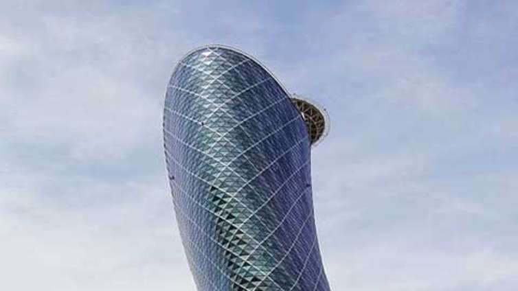 Abu Dhabi, capital dos Emirados Árabes Unidos, destaca-se pelos contrastes entre o deserto e uma metrópole moderna. A cidade tem arquitetura futurista, grandes projetos culturais e investimentos tecnológicos, refletindo as ambições de desenvolvimento e inovação do país.