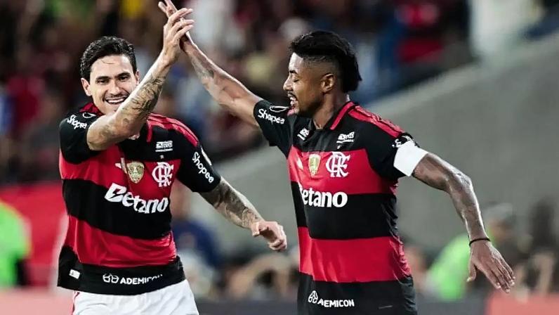 O capitão Bruno Henrique domina a bola durante o duelo do Flamengo com o Cusco.