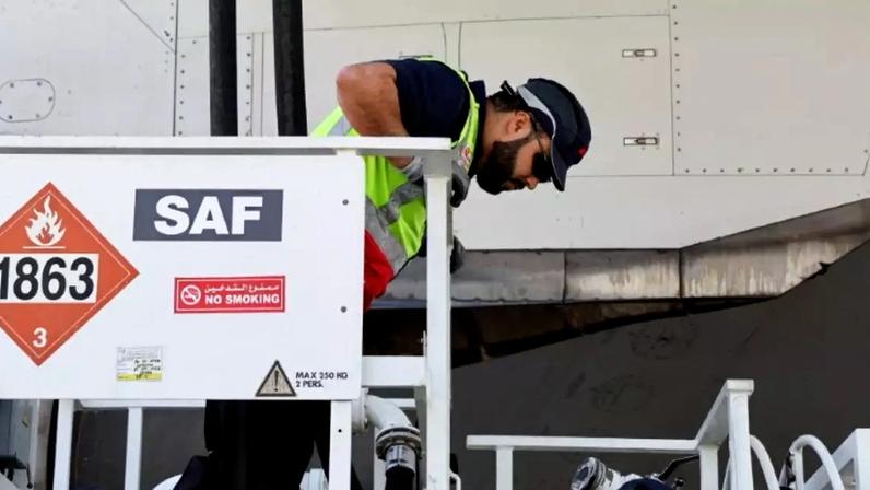 Combustível sustentável de aviação (SAF) no aeroporto de Dubai, em Dubai, Emirados Árabes Unidos, 30 de janeiro de 2023. REUTERS/Rula Rouhana