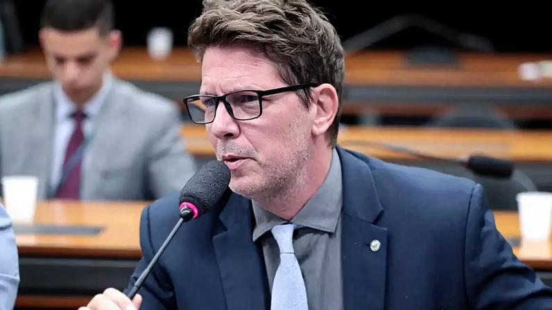 Mário Frias é alvo de investigação ligada ao financiamento do filme Dark Horse, sobre Jair Bolsonaro