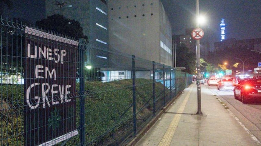 Cartazes anunciam greve no campus da Barra Funda da Unesp, zona oeste de São Paulo.