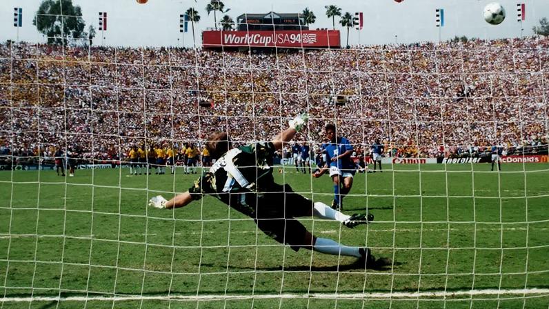 O atacante italiano Roberto Baggio perde o pênalti na final da Copa do Mundo de 1994 que deu a vitória ao Brasil: torneio foi um sucesso, como novas regras e ênfase até então inédita no "fair play".