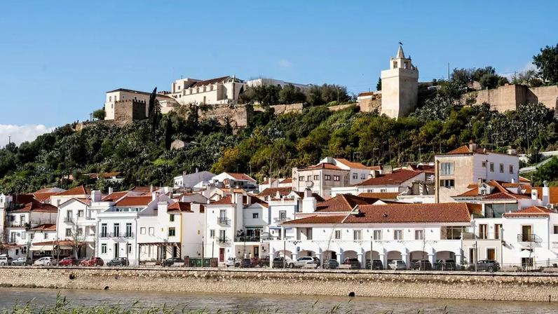 As crianças foram encontradas por um motorista em uma estrada perto da cidade de Alcácer do Sal