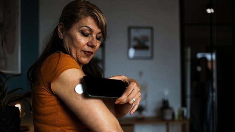 Foto colorida de mulher medindo a glicemia - Metrópoles