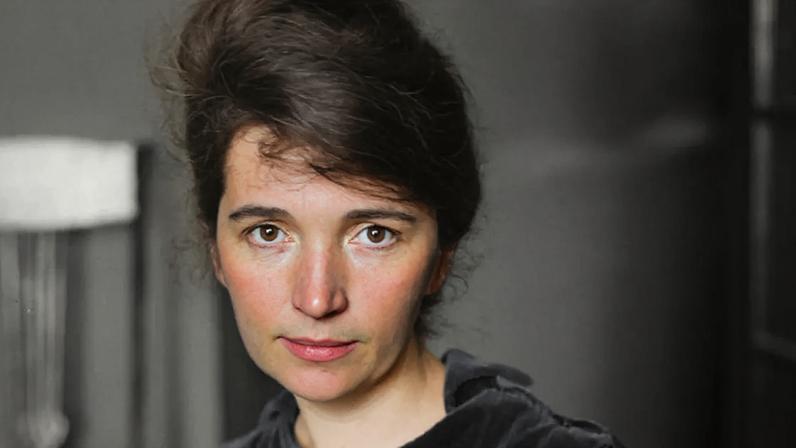 Margaret Sanger em foto preto e branco olhando para a câmera