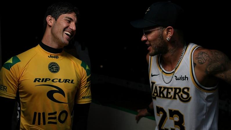 Gabriel Medina e Neymar durante uma das etapas do Mundial de surfe