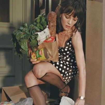 Lily Allen cita memes brasileiros ao anunciar show